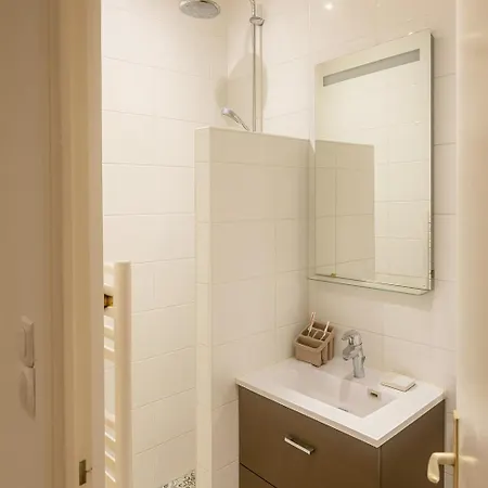 Le 9 Prive Chic A Pres Paris, Kitchen Et 2 Sdb Ideal Couples Et Professionnels En Deplacement Vendégház Puteaux
